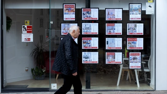 Anuncios en una inmobiliaria, a 9 de enero de 2024, en Madrid (España). Anuncios en una inmobiliaria, a 9 de enero de 2024, en Madrid (España).