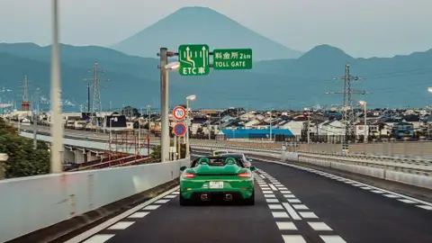 Durante la ruta, el monte Fuji se eleva a lo lejos y marca el camino. En la región de Hakone esperan vistas únicas y carreteras sinuosas apenas transitadas Durante la ruta, el monte Fuji se eleva a lo lejos y marca el camino. En la región de Hakone esperan vistas únicas y carreteras sinuosas apenas transitadas