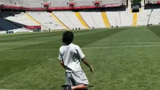 Raphinha cruza de rodillas el campo de Montjuïc Raphinha cruza de rodillas el campo de Montjuïc