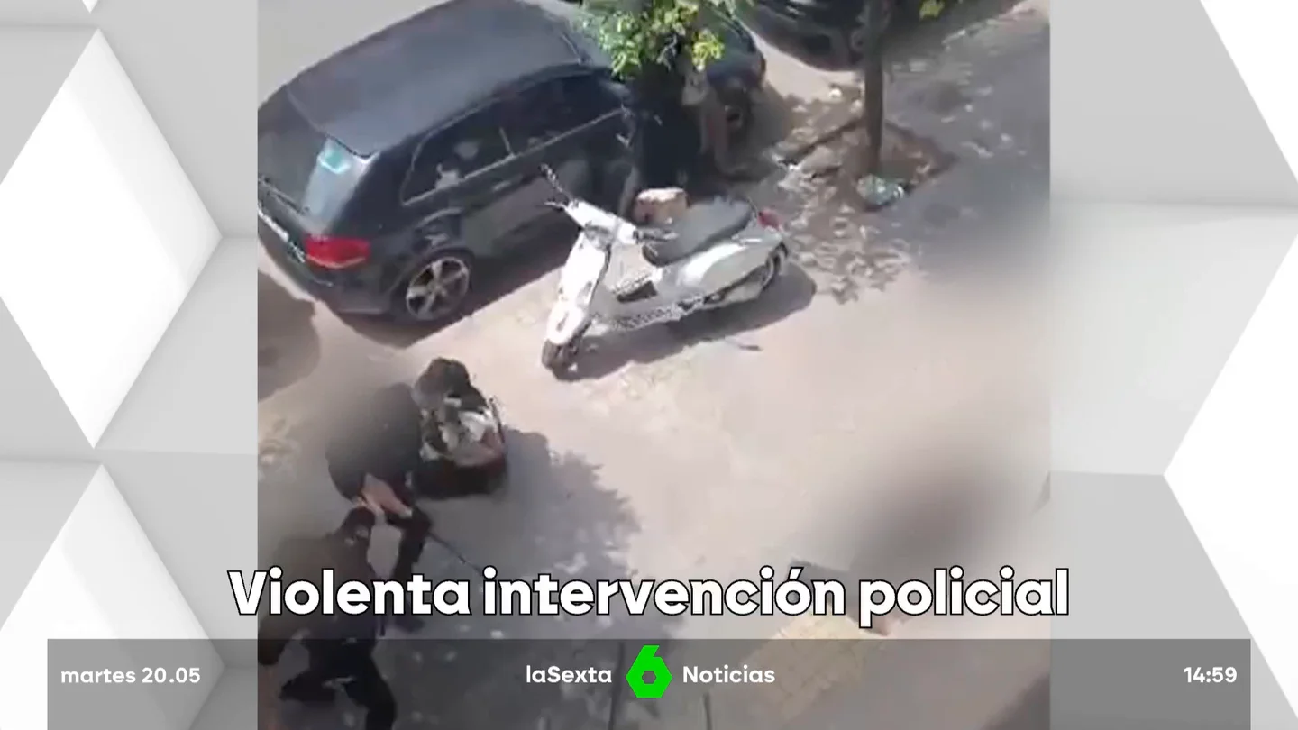 ¿Uso legítimo de la fuerza o abuso policial? Golpes, gritos y acusaciones cruzadas en una polémica detención a dos mujeres en Valencia ¿Uso legítimo de la fuerza o abuso policial? Golpes, gritos y acusaciones cruzadas en una polémica detención a dos mujeres en Valencia