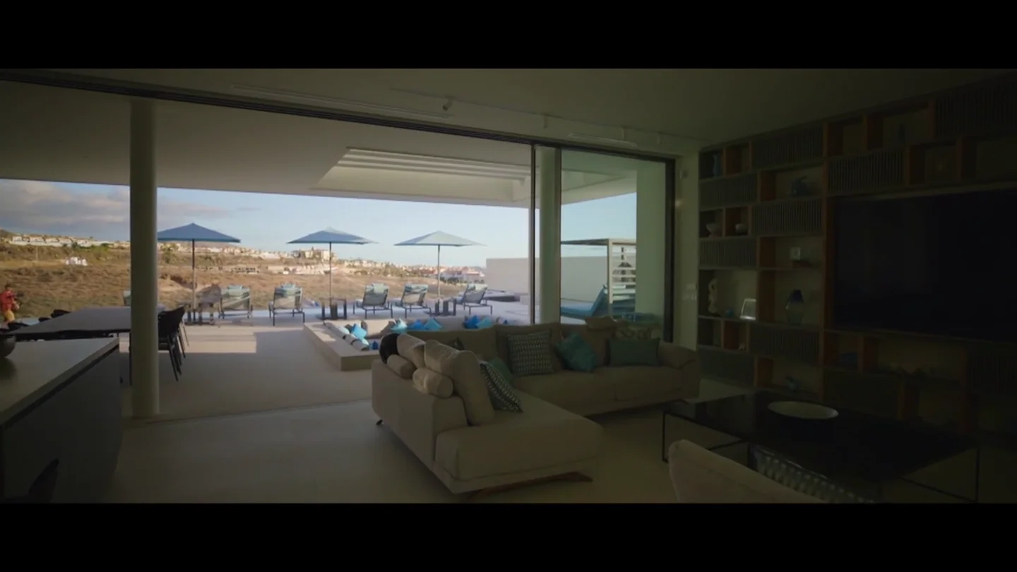 Una arquitecta enseña a Jalis de la Serna la villa de lujo que ha diseñado en Tenerife: "Tres millones de euros solo por la parcela" Una arquitecta enseña a Jalis de la Serna la villa de lujo que ha diseñado en Tenerife: "Tres millones de euros solo por la parcela"