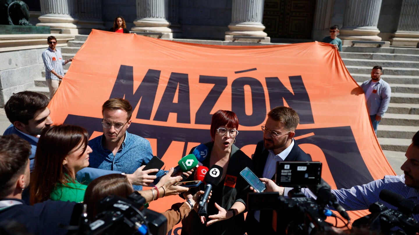 La portavoz de Compromís, Águeda Micò se dirige a los medios tras desplegar una pancarta en las escalinatas del Congreso este miércoles en la que piden la dimisión del presidente valenciano, Carlos Mazón. 