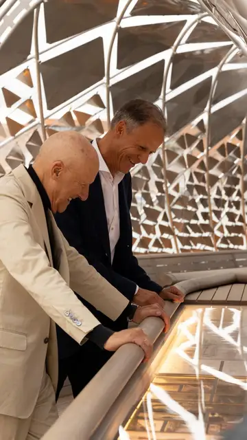 Norman Foster y Michael Mauer, Vicepresidente de Estilo Porsche (id), Puerta a la Vía Fluvial de Venecia, El Arte de los Sueños, Vencia, 2025, Porsche AG Norman Foster y Michael Mauer, Vicepresidente de Estilo Porsche (id), Puerta a la Vía Fluvial de Venecia, El Arte de los Sueños, Vencia, 2025, Porsche AG