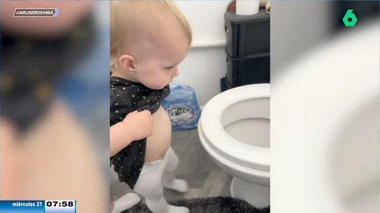 El divertido vídeo viral de la niña que quiere hacer pipí como sus hermanos mayores: "Le falta altura... y lo otro" El divertido vídeo viral de la niña que quiere hacer pipí como sus hermanos mayores: "Le falta altura... y lo otro"