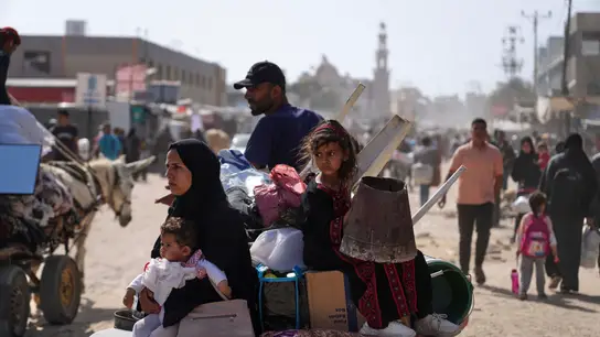 Palestinos desplazados huyen de Jan Yunis, en Gaza, mientras Israel recrudece su ofensiva en la zona, a 19 de mayo de 2025 Palestinos desplazados huyen de Jan Yunis, en Gaza, mientras Israel recrudece su ofensiva en la zona, a 19 de mayo de 2025