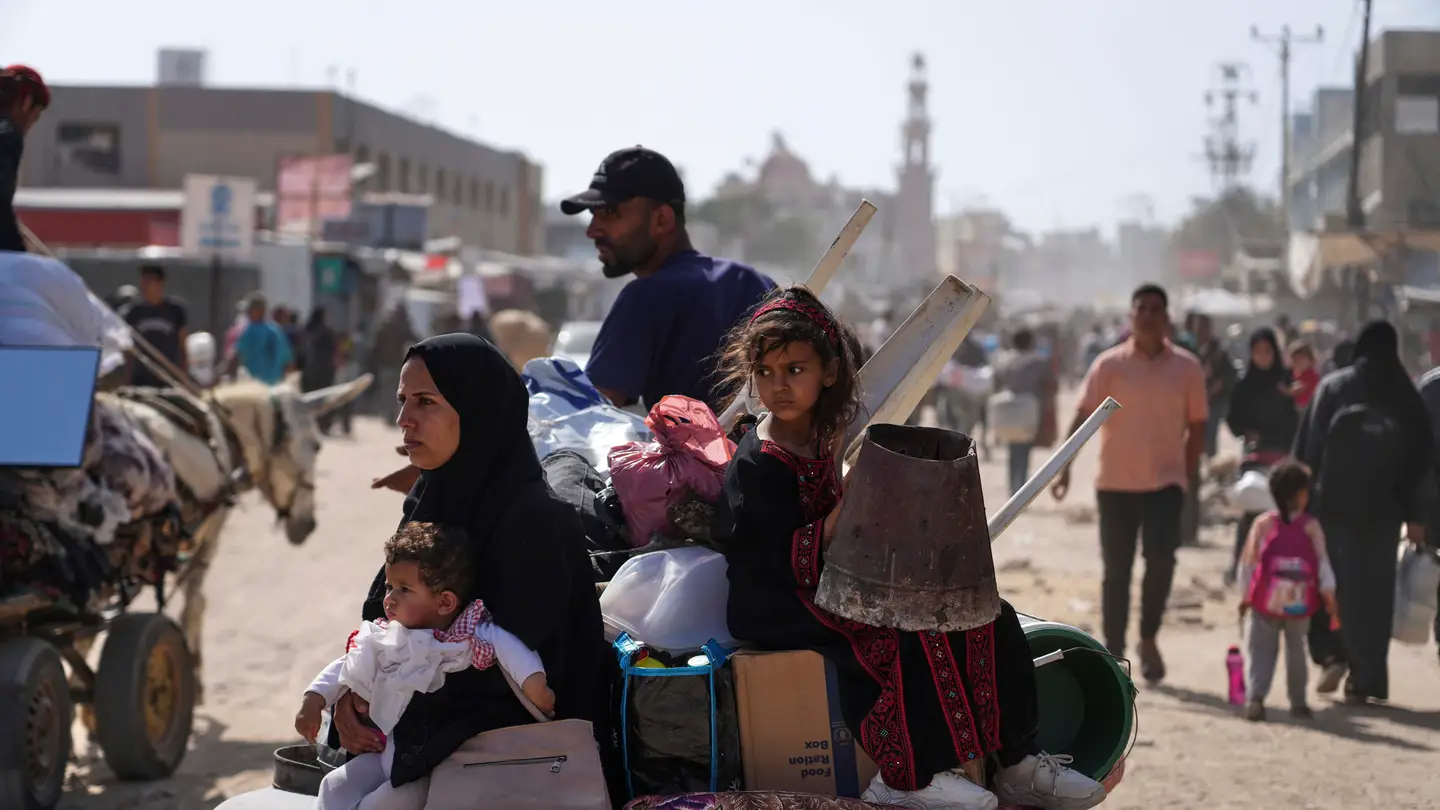 Palestinos desplazados huyen de Jan Yunis, en Gaza, mientras Israel recrudece su ofensiva en la zona, a 19 de mayo de 2025 Palestinos desplazados huyen de Jan Yunis, en Gaza, mientras Israel recrudece su ofensiva en la zona, a 19 de mayo de 2025