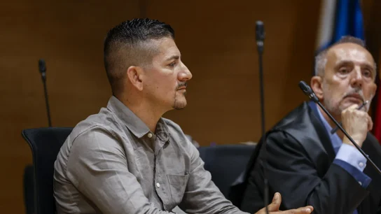 El padre de Yéremi Vargas, Juan Francisco Vargas, junto a su abogado durante una vista en el juzgado El padre de Yéremi Vargas, Juan Francisco Vargas, junto a su abogado durante una vista en el juzgado
