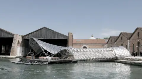 Puerta de entrada a la vía fluvial de Venecia, El arte de los sueños, Venecia, 2025, Porsche AG Puerta de entrada a la vía fluvial de Venecia, El arte de los sueños, Venecia, 2025, Porsche AG