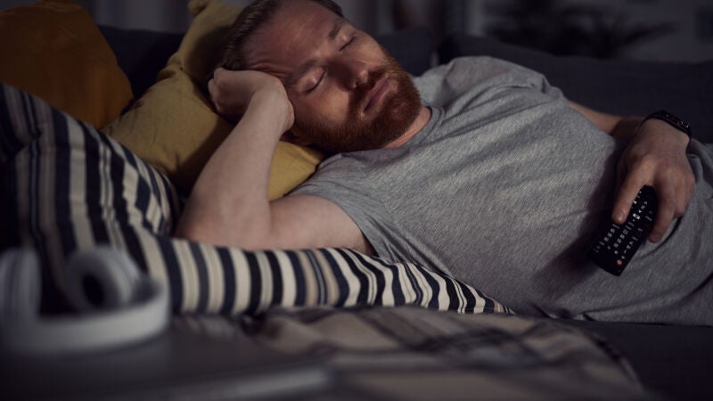 ¿No puedes dormir sin la tele encendida? La ciencia tiene una explicación
