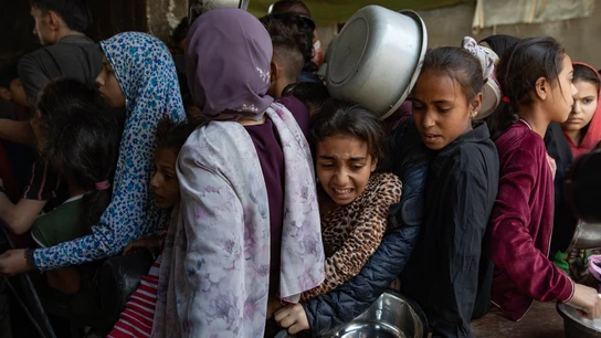 Cientos de palestinos desplazados se reúnen frente al Comedor Benéfico Sokar en la ciudad de Gaza Cientos de palestinos desplazados se reúnen frente al Comedor Benéfico Sokar en la ciudad de Gaza