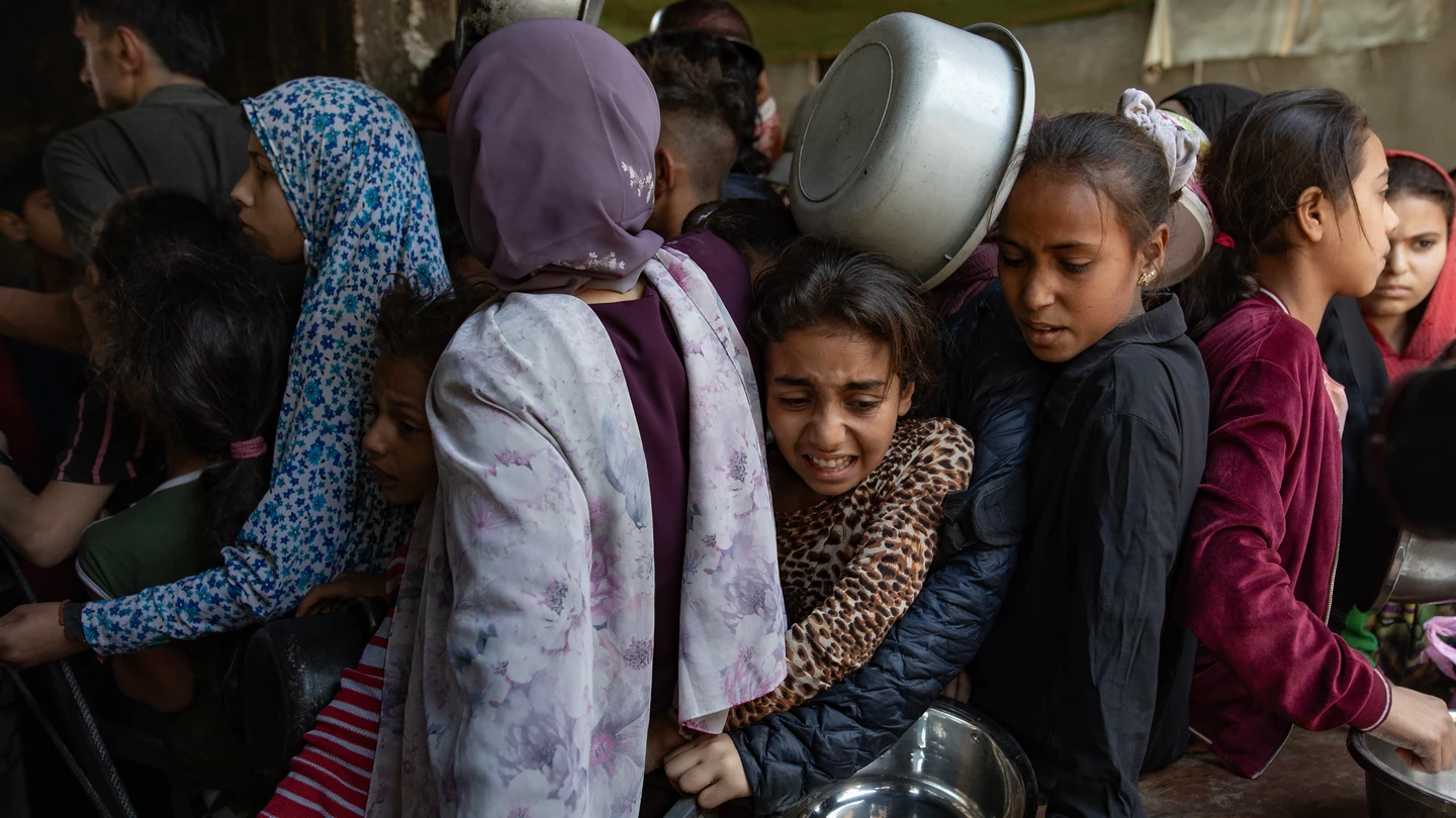 Cientos de palestinos desplazados se reúnen frente al Comedor Benéfico Sokar en la ciudad de Gaza Cientos de palestinos desplazados se reúnen frente al Comedor Benéfico Sokar en la ciudad de Gaza