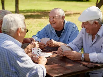 Grupo de personas mayores jugando a las cartas Grupo de personas mayores jugando a las cartas