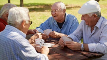 Grupo de personas mayores jugando a las cartas