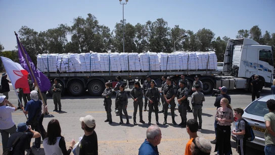 Ultras israelíes tratan de impedir el paso de camiones con ayuda humanitaria a Gaza Ultras israelíes tratan de impedir el paso de camiones con ayuda humanitaria a Gaza