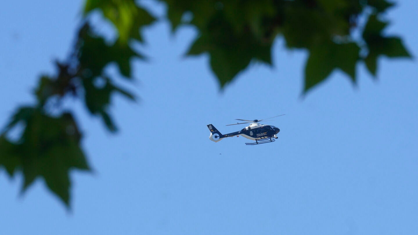 Un helicóptero de la policía Nacional sobrevuela el lugar donde ha sido asesinado Andréi Portnov