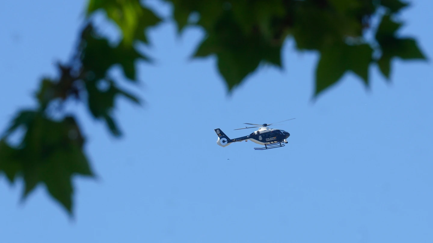 Un helicóptero de la policía Nacional sobrevuela el lugar donde ha sido asesinado Andréi Portnov Un helicóptero de la policía Nacional sobrevuela el lugar donde ha sido asesinado Andréi Portnov