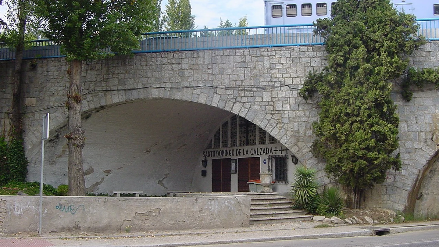 Capilla de Santo Domingo de la Calzada o de el Puente, en la calle Arroyofresno, bajo la avenida del Cardenal Herrera Oria Capilla de Santo Domingo de la Calzada o de el Puente, en la calle Arroyofresno, bajo la avenida del Cardenal Herrera Oria