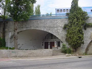 Capilla de Santo Domingo de la Calzada o de el Puente, en la calle Arroyofresno, bajo la avenida del Cardenal Herrera Oria Capilla de Santo Domingo de la Calzada o de el Puente, en la calle Arroyofresno, bajo la avenida del Cardenal Herrera Oria