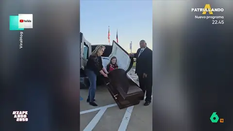 Una chica se presenta en su baile de graduación dentro de un ataúd: "¿Qué pasa si ligas en el baile?" Una chica hace una de las entradas más sorprendentes en un baile de graduación, al llegar en un coche fúnebre y bajarse metida en un ataúd. "Imagínate que sale de ahí Melody diciendo 'una diva es valiente...', reacciona Quique Peinado.