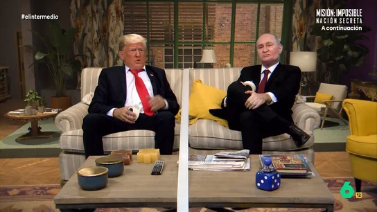 'Putin' intenta 'anexionarse' el apartamento de 'Trump': "Ya sabes que yo respeto las treguas lo mismo que tú a las mujeres" 'Vladimir Putin' y 'Donald Trump' protagonizan una nueva entrega de 'Fachas'. En este capítulo, protagonizan una batalla geopolítica en el salón de su casa con "ataque aéreo" y aranceles incluidos.