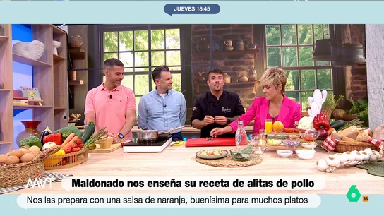 Cristina Pardo se 'confiesa' al chef Carlos Maldonado: "Pollo cocido solo suena bien en tu boca" El cocinero ha preparado unas alitas con salsa de naranja. Antes de elaborar la salsa que las acompaña es necesario cocer el pollo para que, de esta manera, que de más "meloso y untuoso en boca", como señala el chef.