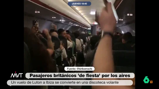 Caos en un vuelo Londres-Ibiza: varios turistas británicos montan una fiesta improvisada en el avión Caos en un vuelo Londres-Ibiza: varios turistas británicos montan una fiesta improvisada en el avión