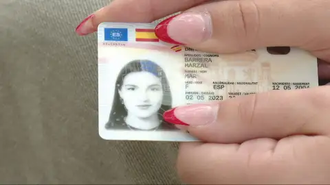 Casada, empadronada en otra ciudad y con una deuda millonaria: así es la vida suplantada de Mar Casada, empadronada en otra ciudad y con una deuda millonaria: así es la vida suplantada de Mar