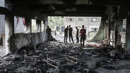 Palestinos inspeccionan un centro educativo bombardeado por el Ejército de Israel en la ciudad de Gaza, Palestinos inspeccionan un centro educativo bombardeado por el Ejército de Israel en la ciudad de Gaza,