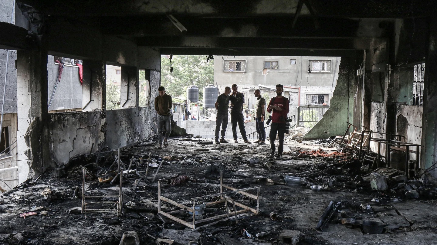 Palestinos inspeccionan un centro educativo bombardeado por el Ejército de Israel en la ciudad de Gaza, Palestinos inspeccionan un centro educativo bombardeado por el Ejército de Israel en la ciudad de Gaza,