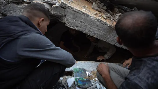Palestinos buscan bajo los escombros. Palestinos buscan bajo los escombros.