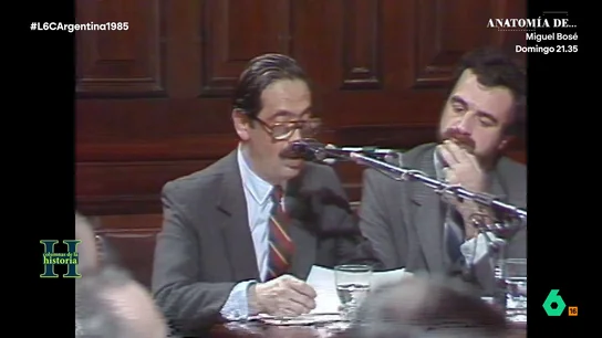 "Señores jueces. Nunca más": el histórico discurso de Strassera que sentenció al dictador Videla y el resto de jefes militares Luis Moreno Ocampo, fiscal adjunto en el juicio contra las Juntas Militares, recuerda el histórico discurso de Julio César Strassera en que mandó al infierno a Videla y el resto de jefes militares y pronunció la frase: "Señores jueces. Nunca más".