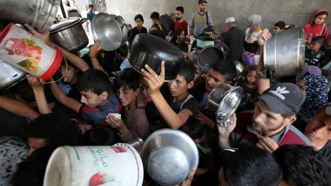 Palestinos se agolpan por comida en Ciudad de Gaza. Palestinos se agolpan por comida en Ciudad de Gaza.