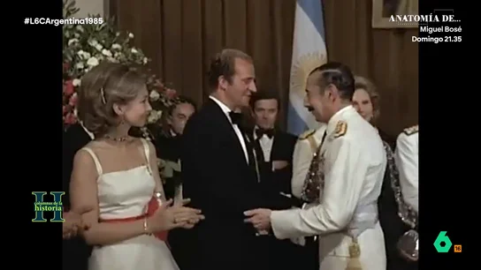 La visita del rey Juan Carlos al dictador Videla que encendió a la izquierda española: "Es un aval de la dictadura" laSexta Columna recuerda en este vídeo la visita de Juan Carlos I y la reina Sofía a la Argentina del dictador Videla, que según explica el superviviente Quique Rivero, a la izquierda española de la época "le pareció una cosa vergonzosa".