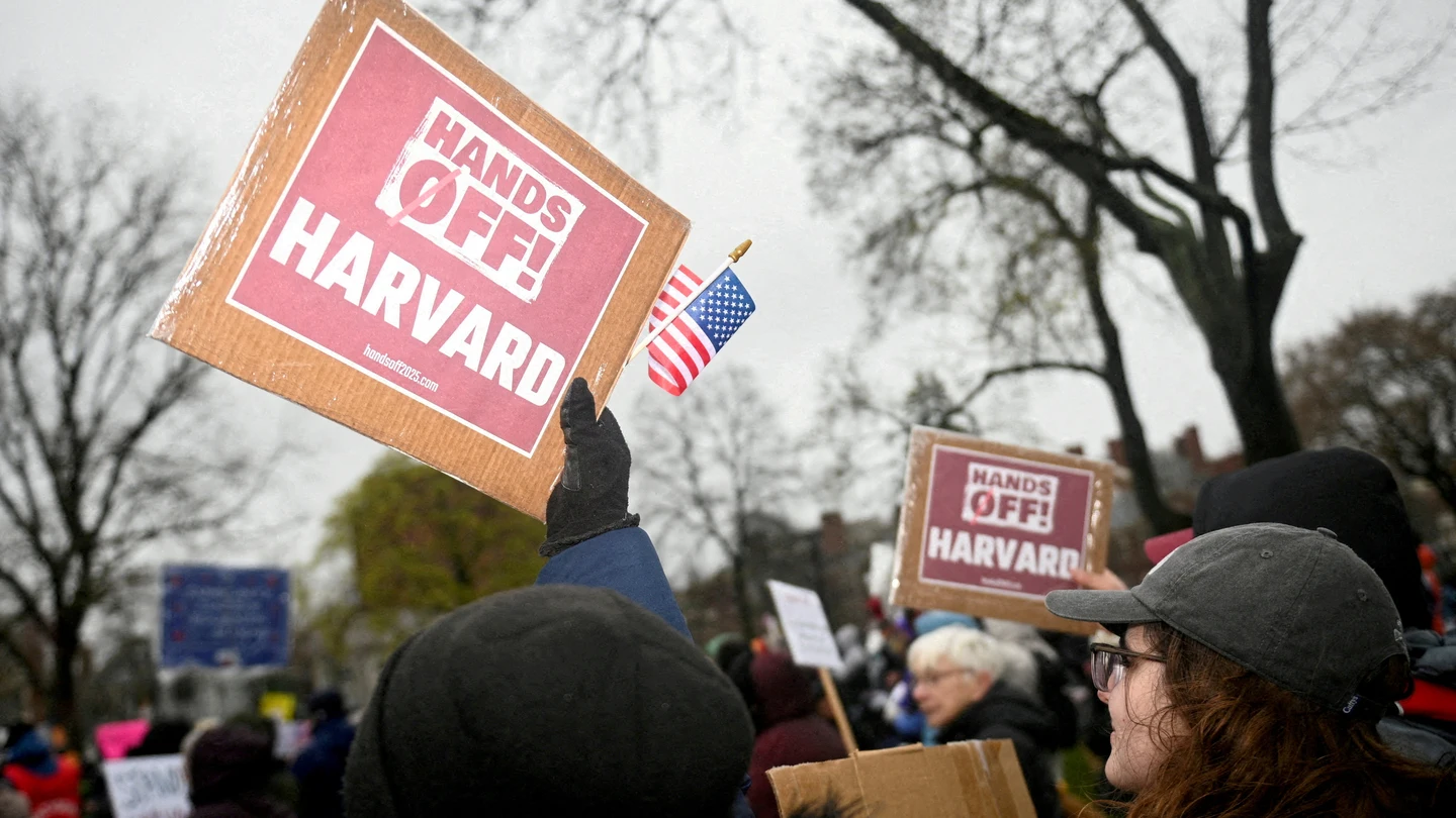 Estudiantes se manifiestan en Cambridge contra la injerencia del Gobierno en la Universidad de Harvard. Estudiantes se manifiestan en Cambridge contra la injerencia del Gobierno en la Universidad de Harvard.