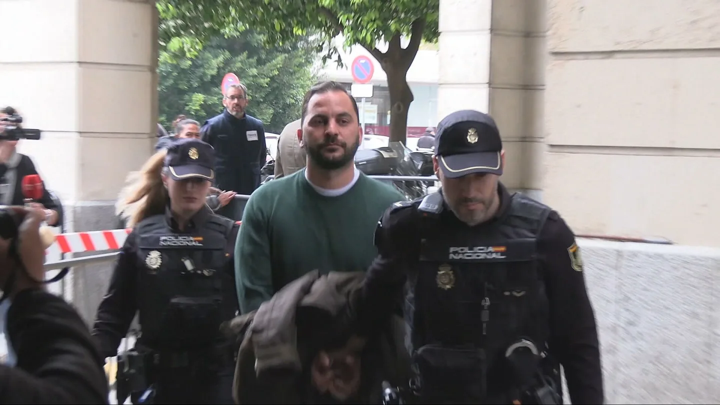 Antonio Tejado, sobrino de María del Monte, procesado por el asalto "violento y planificado" a la casa de la cantante. Antonio Tejado, sobrino de María del Monte, procesado por el asalto "violento y planificado" a la casa de la cantante.