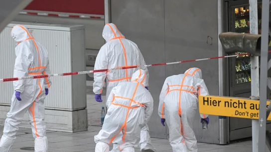Varios agentes investigan el andén donde se ha producido el ataque en Hamburgo (Alemania) Varios agentes investigan el andén donde se ha producido el ataque en Hamburgo (Alemania)