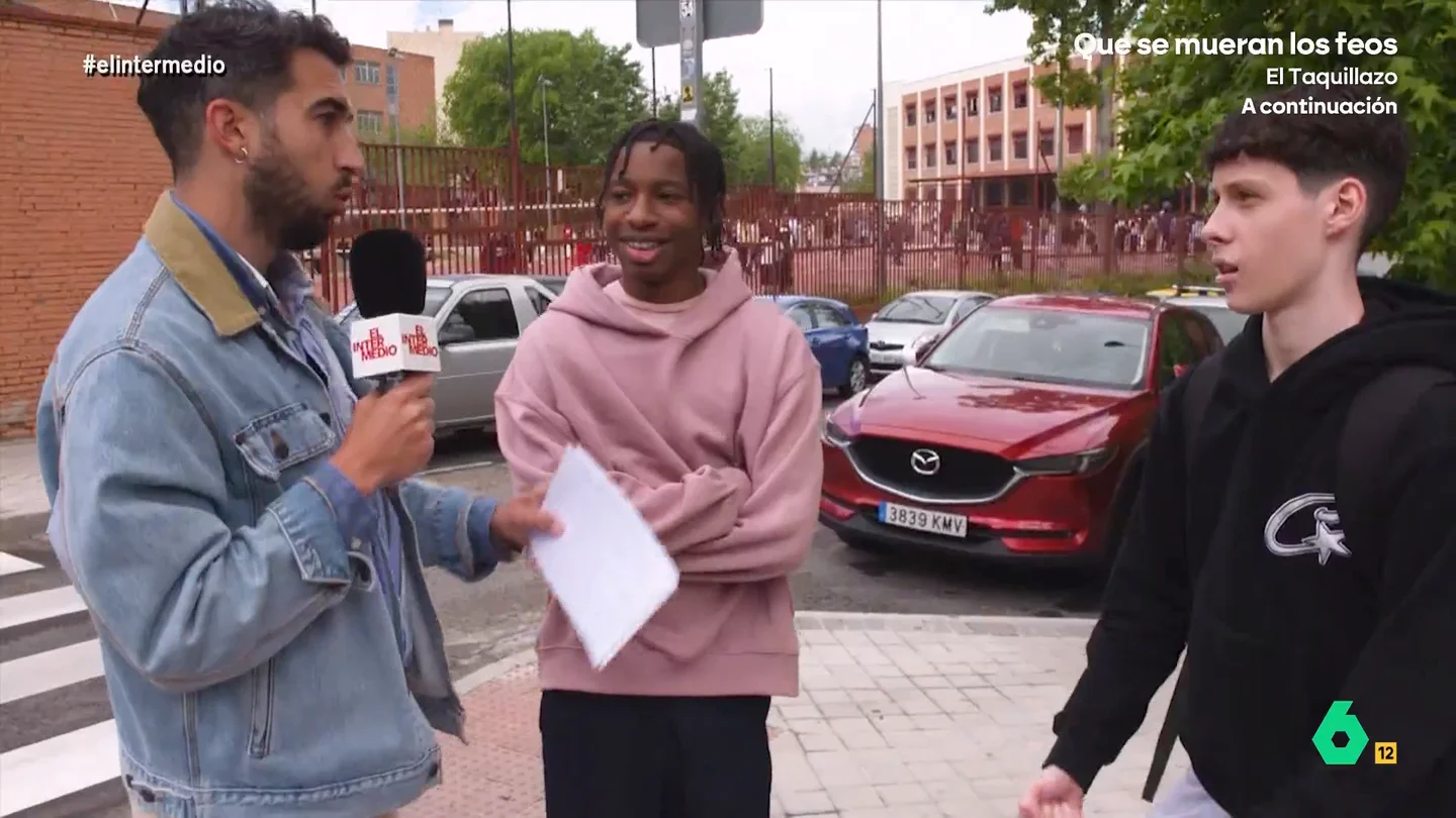 Isma Juárez se queda sin palabras al descubrir cómo copian las nuevas generaciones: "Ya no usan chuletas" El reportero pone a prueba a varios jóvenes para ver si son capaces de responder varias preguntas de cultura general. ¿Conseguirán aprobar el test de Juárez? Si lo hacen podrán compartir sus redes sociales.
