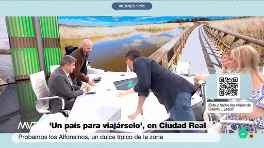 Gonzalo Miró disfruta de los Alfonsinos, un dulce muy monárquico: "Te damos a pesar de que has llegado tarde" Luis Calero ha visitado una confitería para descubrir este postre. Ángel Molina, el pastelero, le ha explicado que el creador de este dulce fue su abuelo que lo preparó para el rey Alfonso XIII.