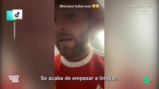 Un hincha del Manchester United se queda encerrado en un baño autolimpiable en Bilbao: "Es un sketch de Mister Bean" El chico entró a uno de estos aseos, copa en mano, pero se quedó encerrado. El servicio inició su proceso de limpieza, algo que no gustó al aficionado del equipo británico.