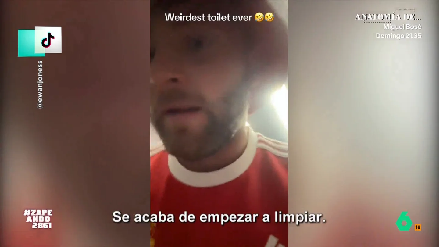 Un hincha del Manchester United se queda encerrado en un baño autolimpiable en Bilbao: "Es un sketch de Mister Bean" El chico entró a uno de estos aseos, copa en mano, pero se quedó encerrado. El servicio inició su proceso de limpieza, algo que no gustó al aficionado del equipo británico.