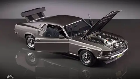 Una réplica exacta a escala 1:8 del icónico muscle car conducido por el legendario asesino a sueldo John Wick. John Wick Una réplica exacta a escala 1:8 del icónico muscle car conducido por el legendario asesino a sueldo John Wick.