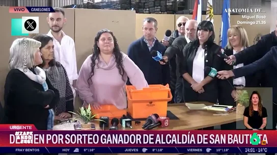 Eligen por sorteo al alcalde de un pueblo de Uruguay: "Desde Eurovisión la gente ya no se fía del voto popular" Zapeando se hace eco de la curiosa forma de un pueblo de Uruguay para resolver el resultado de las elecciones a alcalde, donde sus candidatos acabaron empatados a votos. El momento y las reacciones, en este video.