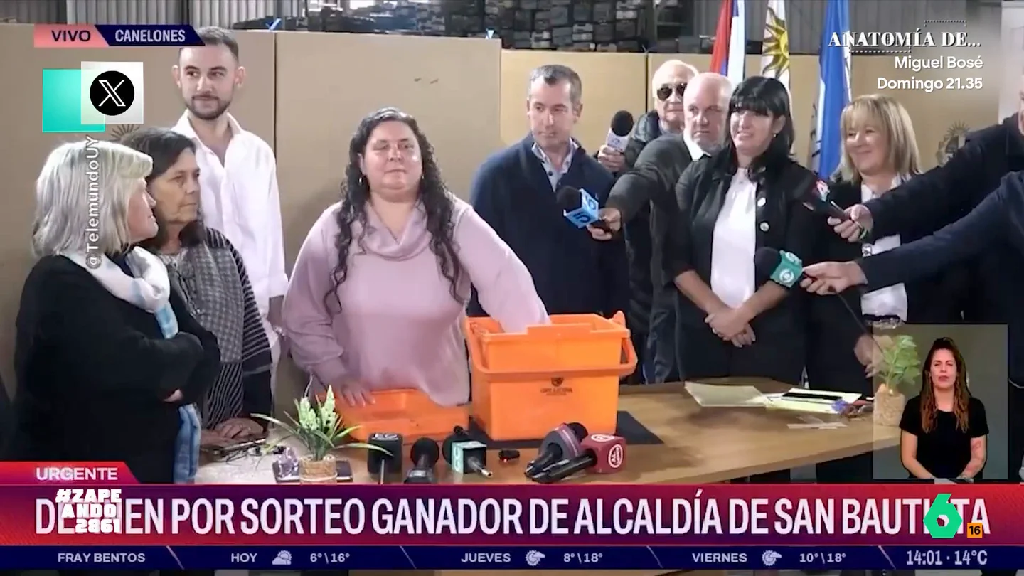 Eligen por sorteo al alcalde de un pueblo de Uruguay: "Desde Eurovisión la gente ya no se fía del voto popular" Zapeando se hace eco de la curiosa forma de un pueblo de Uruguay para resolver el resultado de las elecciones a alcalde, donde sus candidatos acabaron empatados a votos. El momento y las reacciones, en este video.