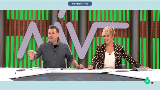El dardo de Iñaki López ante la ausencia de Beatriz de Vicente: "El silencio es sorprendente..." La colaboradora no está hoy en la mesa de debate de Más Vale Tarde y el presentador se ha acordado de ella. Pero no solo la abogada ha sido el objetivos de sus pullas.
