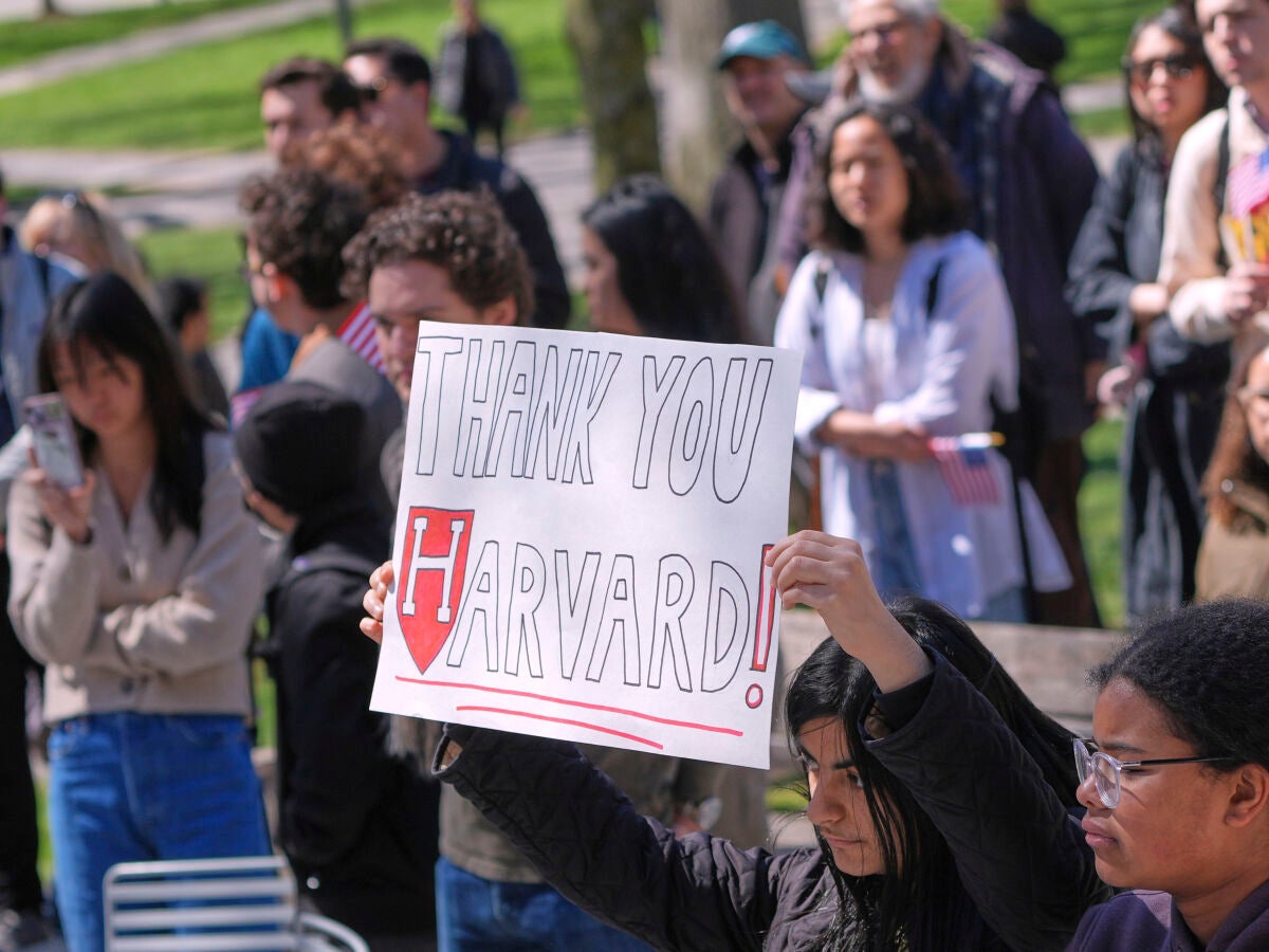 Casi 7.000 estudiantes extranjeros de Harvard, en riesgo de una deportación encubierta tras la prohibición de matrícula de Trump