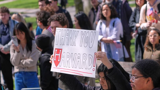 Una estudiante durante una protesta contra Donald Trump en el campus de Harvard, en una imagen de archivo. Una estudiante durante una protesta contra Donald Trump en el campus de Harvard, en una imagen de archivo.