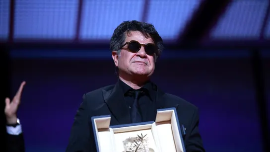 Jafar Panahi, director de 'Un simple accident', recibe la Palma de Oro Jafar Panahi, director de 'Un simple accident', recibe la Palma de Oro