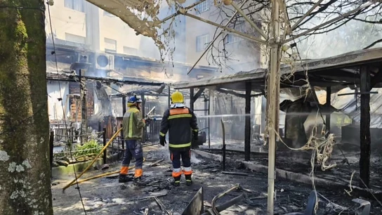 Un incendio calcina un bar en Caldas de Reis (Pontevedra) y obliga a desalojar dos edificios Un incendio calcina un bar en Caldas de Reis (Pontevedra) y obliga a desalojar dos edificios