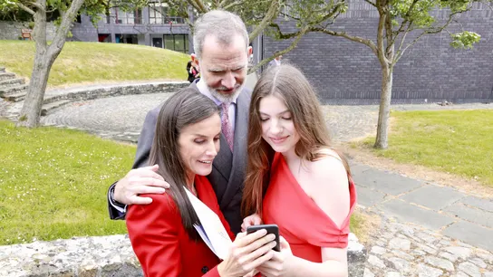 Los reyes y la princesa Sofía visualizan el vídeo de Leonor Los reyes y la princesa Sofía visualizan el vídeo de Leonor