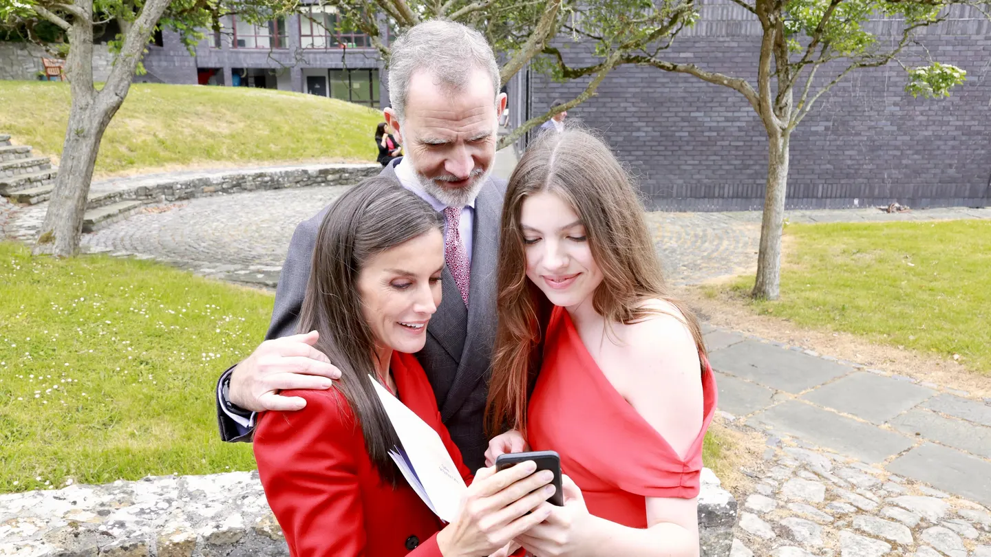 Los reyes y la princesa Sofía visualizan el vídeo de Leonor Los reyes y la princesa Sofía visualizan el vídeo de Leonor